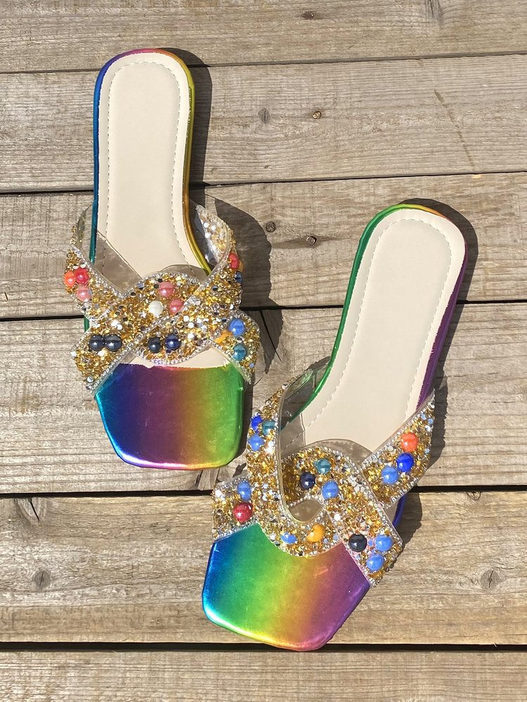 Bunte flache Sandalen mit Pailletten und Perlen