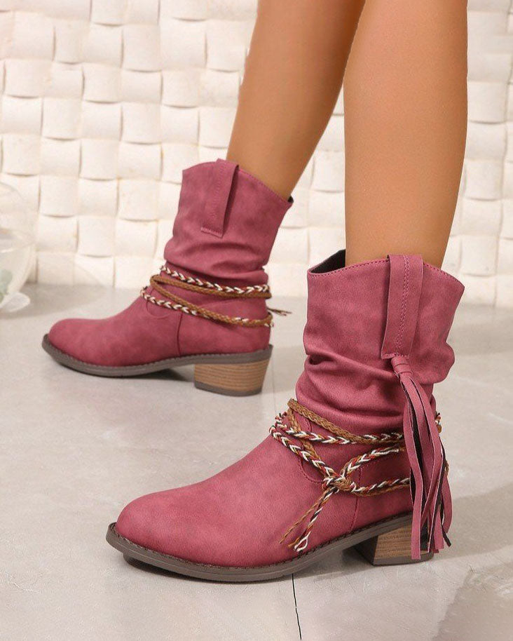 Wadenhohe Stiefel mit geflochtenen Riemen und Quasten