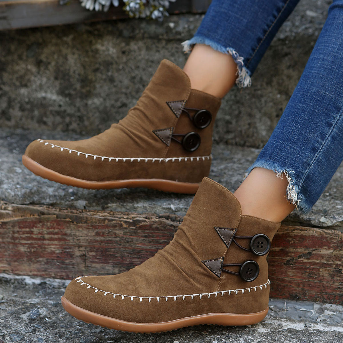 Flache Martin Booties mit hohem Schaft und Knopfverzierung