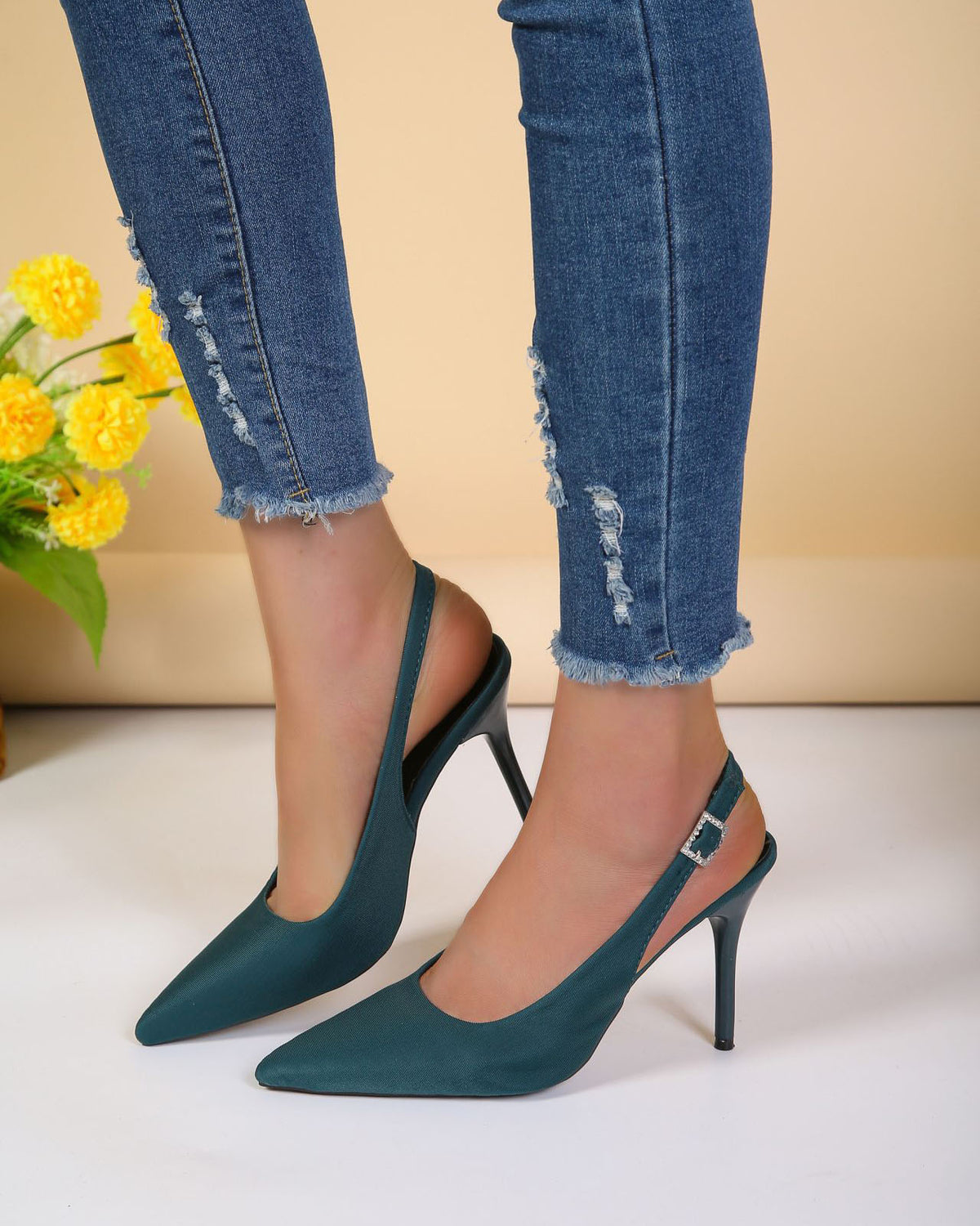 Sandales à talons hauts et bout pointu avec bride à la cheville