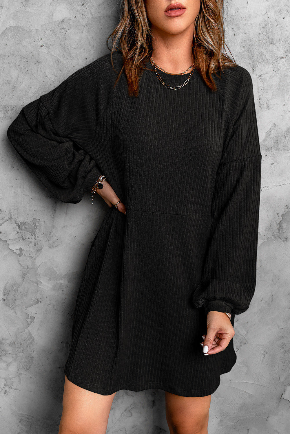 Robe midi tricotée taille haute à col rond de couleur unie