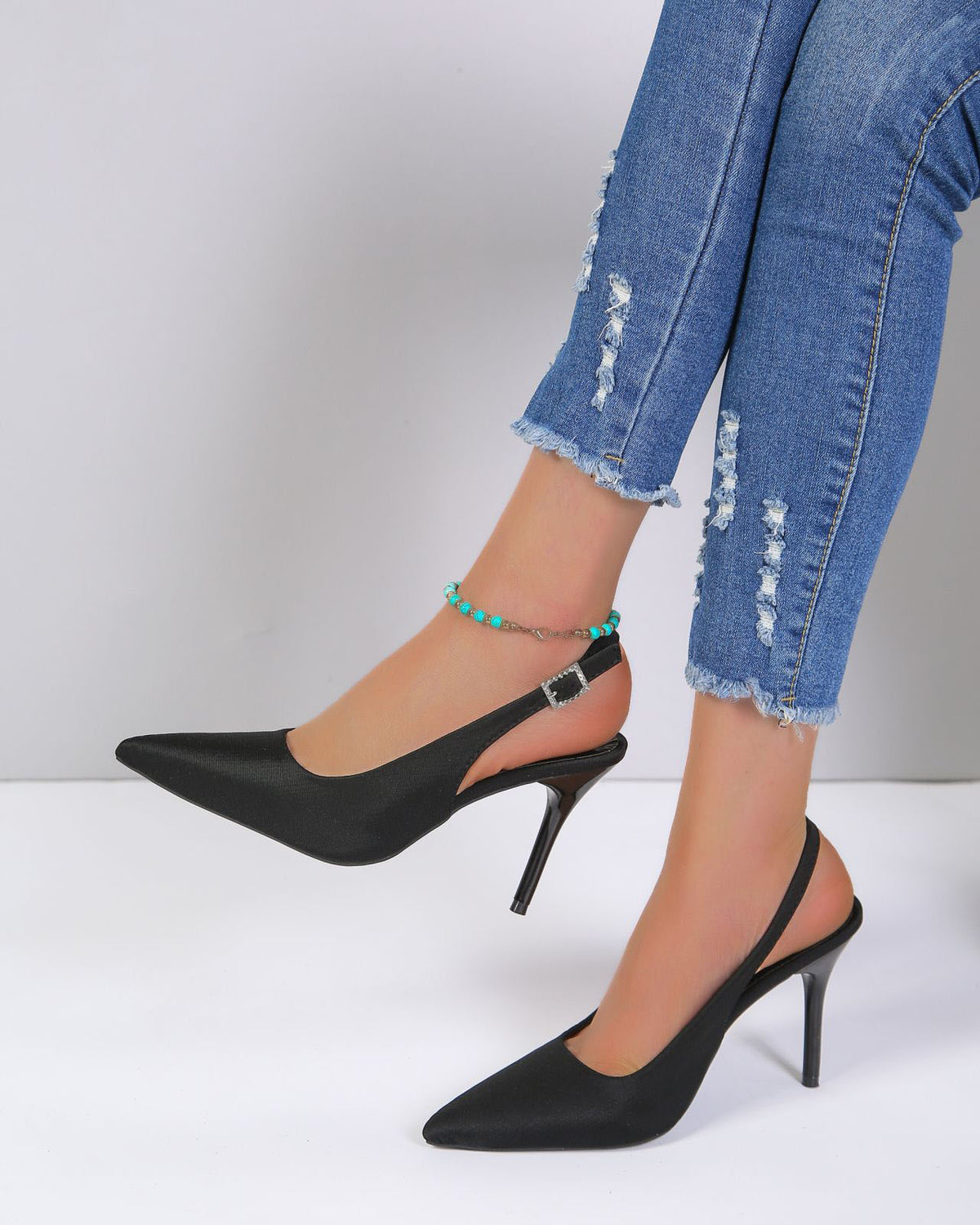 Sandales à talons hauts et bout pointu avec bride à la cheville