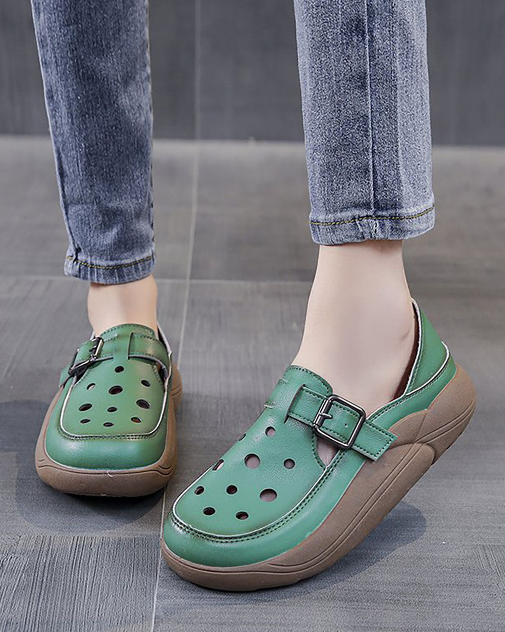 Flache Retro-Gartenschuhe in Kroko-Optik mit dicker Sohle