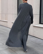 Set aus langer gestrickter Langarm-Strickjacke und Strapskleid