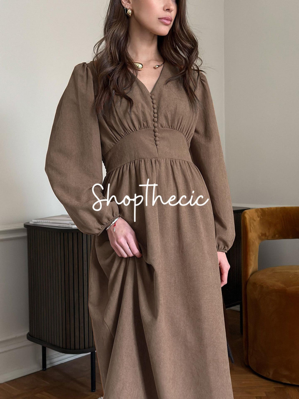 Elegante abito da sera a trapezio con scollo a V