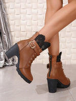 Kurze Schnürstiefel mit dickem Absatz und Schnürung