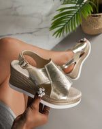 Klobige Plateausandalen mit einem Riemen in Gold und Silber
