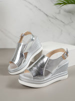 Klobige Plateausandalen mit einem Riemen in Gold und Silber