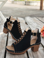 Klobige Römersandalen mit offener Zehenpartie und hohler Schnalle