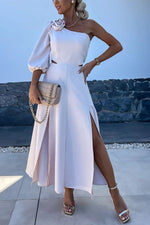 Einschultriges Satinkleid mit mittellangen Ärmeln und Schlitz