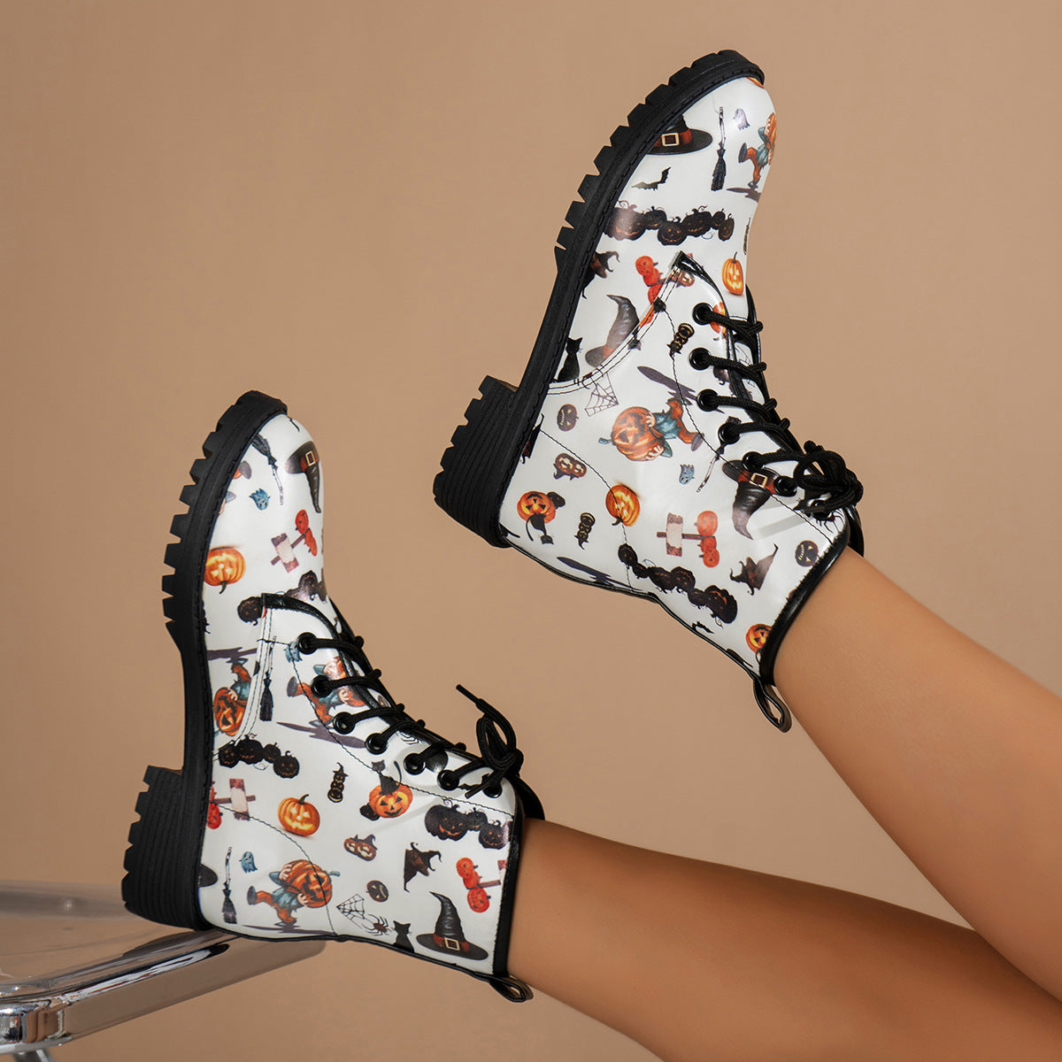 Martin-Stiefel mit Halloween-Cartoon-Print