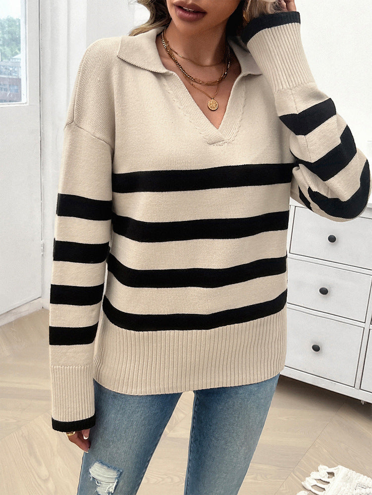 Locker sitzender Strickpullover mit gestreiftem Revers