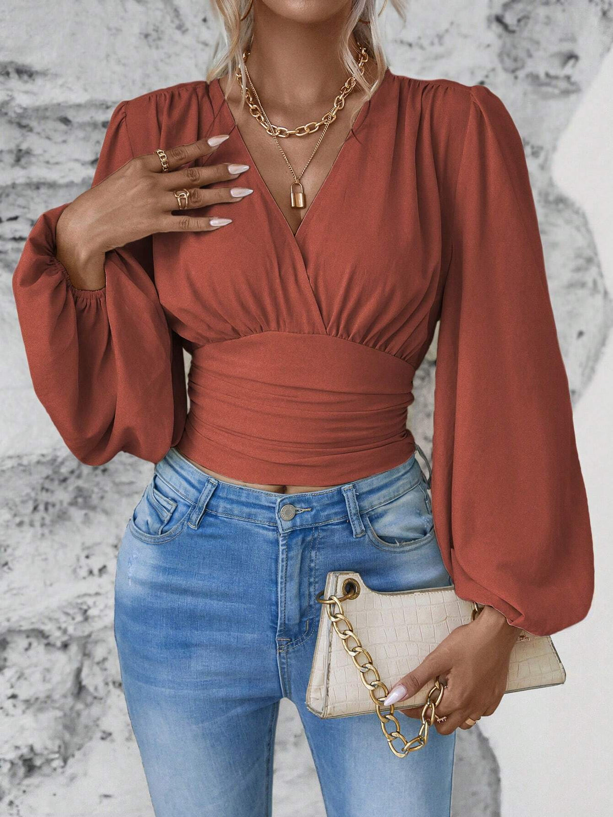 Bluse mit V-Ausschnitt und Laternenärmeln in Taillenform