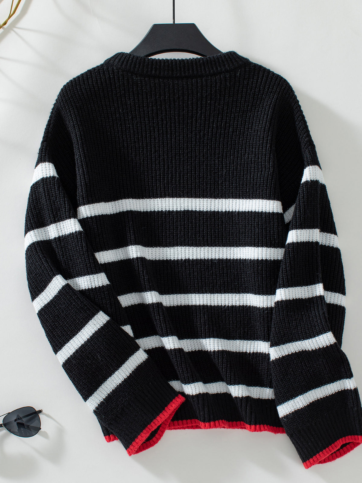 Roter, gestreifter, lockerer Strickpullover mit Bündchen