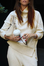 Zweiteiliges Set aus langärmligem Sweatshirt mit seitlichem Reißverschluss und Hose mit weiten Taschen