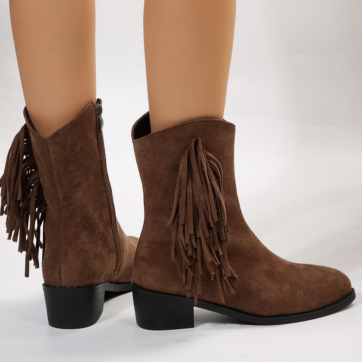 Kurze Stiefel aus Wildleder mit spitzer Zehenpartie und klobigem Absatz