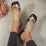 Pantoufles plates à bout carré et pampilles creuses