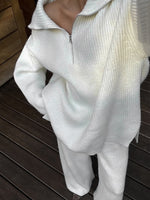 Gemütliches Set aus langärmligem Strickoberteil mit halbem Reißverschluss und Hose mit weitem Bein und Revers