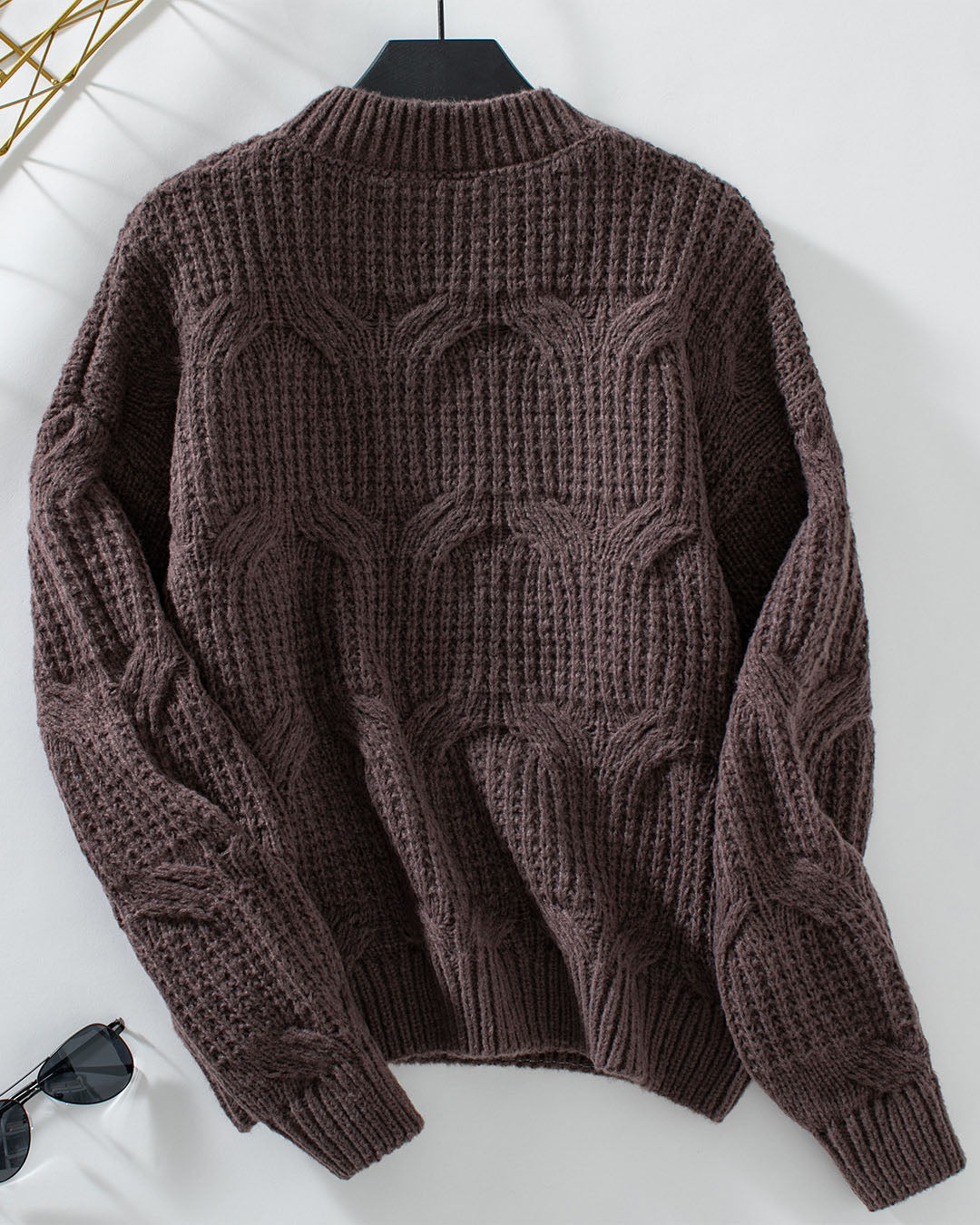 Einfarbiger Pullover mit Zopfmuster