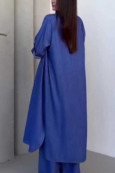 Costume de couleur unie avec manteau long à simple boutonnage et pantalon large
