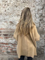 Mittellange, einfarbige, einreihige Strickjacke mit V-Ausschnitt