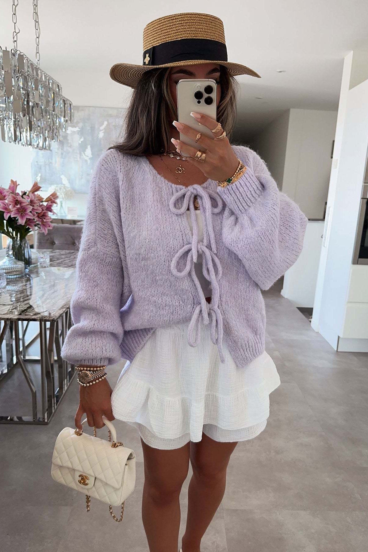 Kurze Strickjacke mit Rundhalsausschnitt und Krawatte