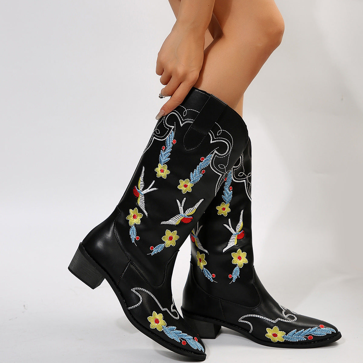 Mittelhohe Stiefel mit Kolibri-Stickerei und Blockabsatz