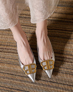 High Heels mit spitzer Spitze und Stilettoabsatz und Doppel-B-Schnalle