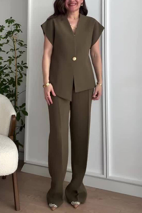Ensemble deux pièces composé d'un haut à col en V irrégulier et d'un pantalon taille haute