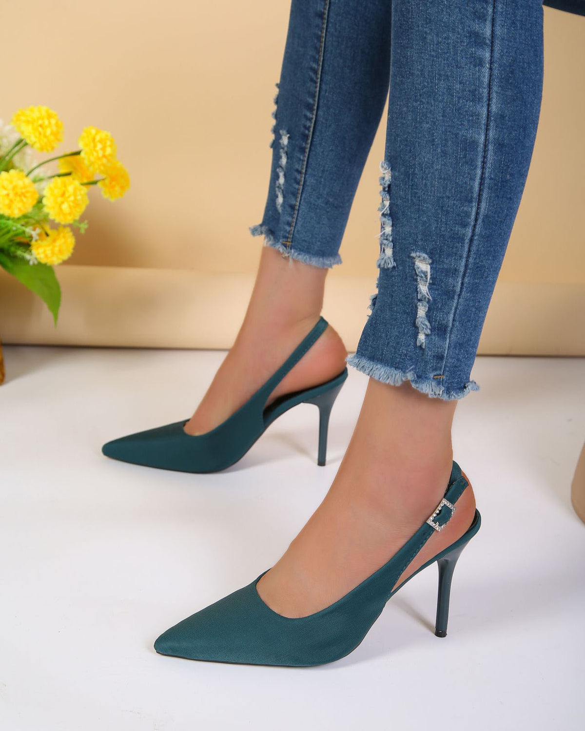 Sandales à talons hauts et bout pointu avec bride à la cheville