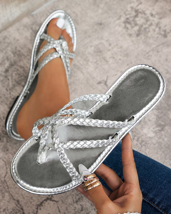 Flache Sandalen mit gewebtem Zehenring in Gold und Silber