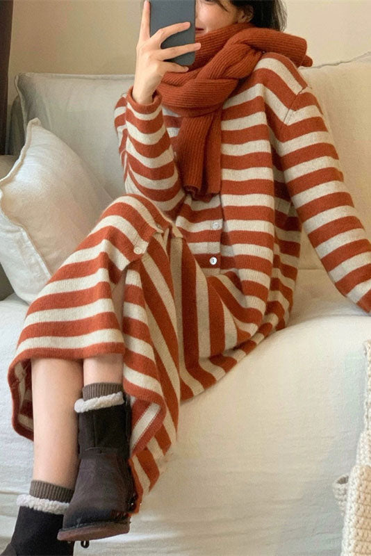 Langes Kleid aus gestreifter Strickjacke mit V-Ausschnitt