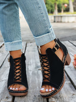 Klobige Römersandalen mit offener Zehenpartie und hohler Schnalle