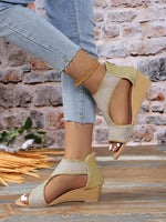 Glänzende, atmungsaktive Plateau-Sandalen aus Mesh mit Keilabsatz