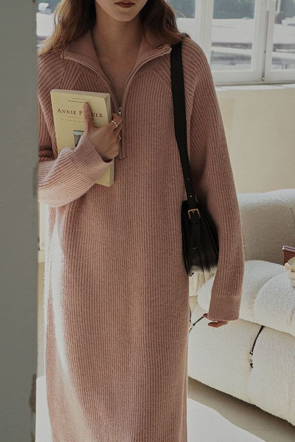 Strickkleid mit halbem Reißverschluss über dem Knie