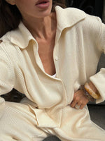 Set aus einreihiger Rippstrickjacke mit Revers und lockerer Hose