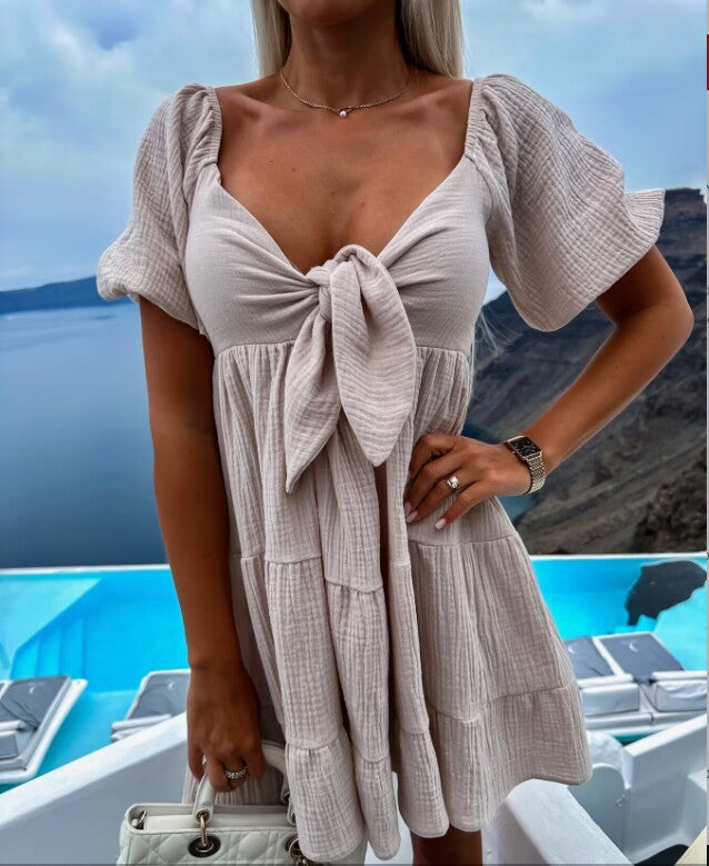 Kleid mit V-Ausschnitt und kurzen Ärmeln und Bindeband an der Brust