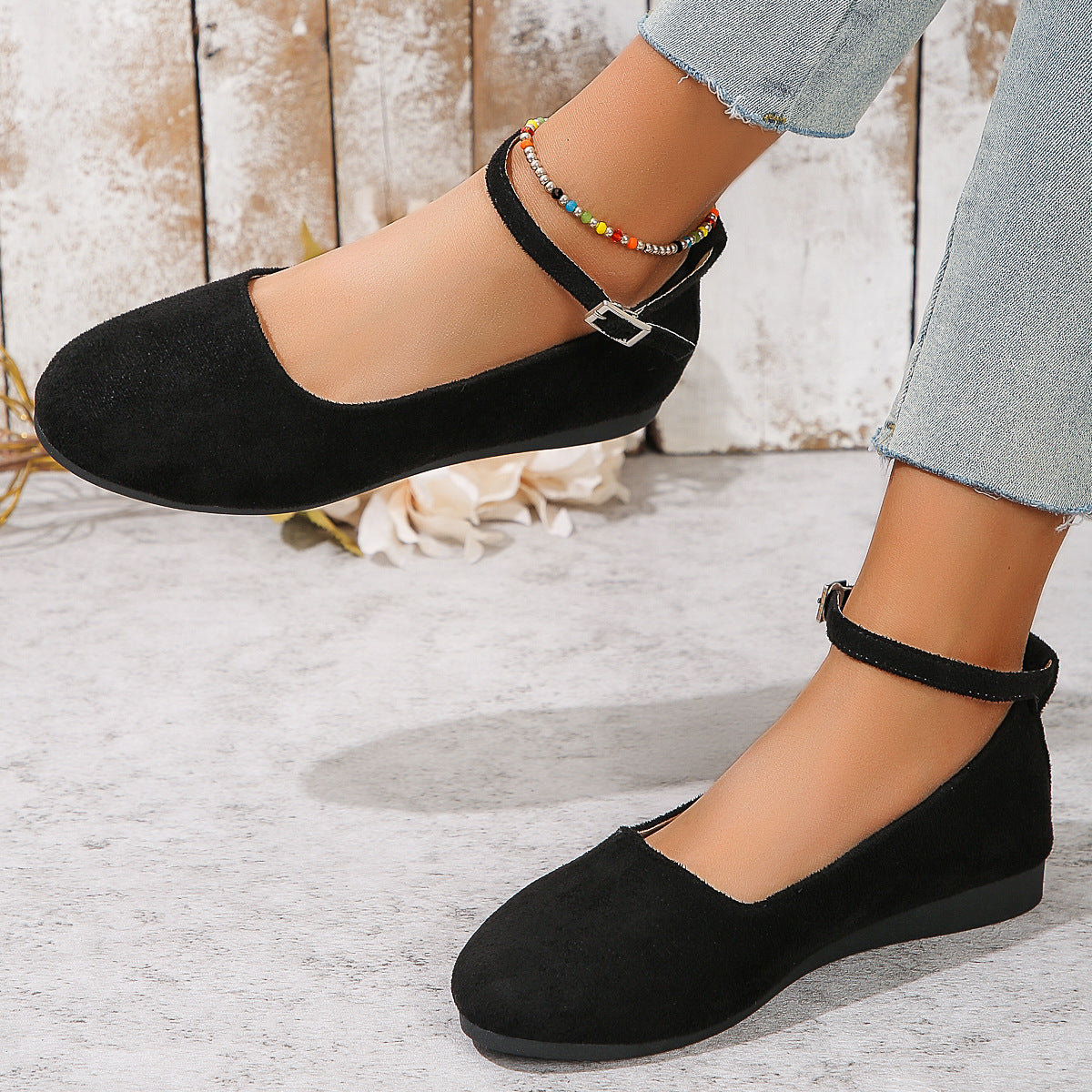 Sapatos baixos de veludo com uma alça e boca rasa de cor sólida