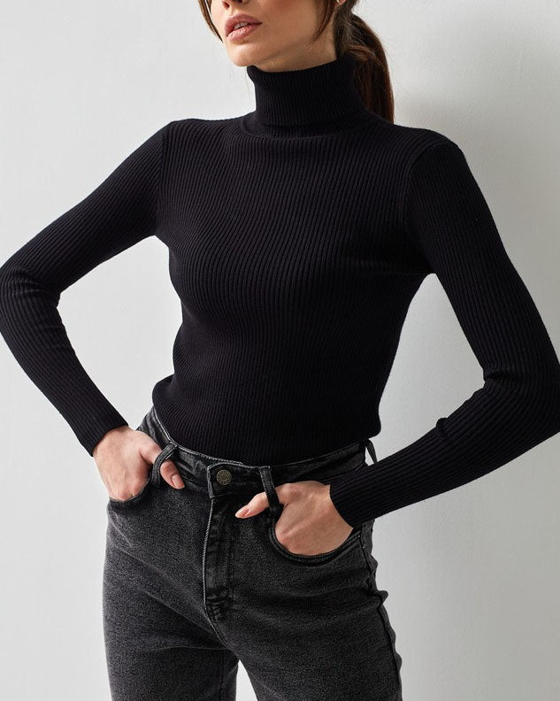 Pull tricoté à col roulé essentiel et polyvalent