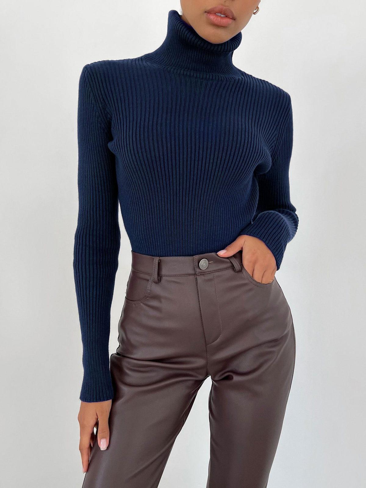 Pull tricoté à col roulé essentiel et polyvalent