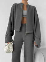 Anzug aus gestrickter Langarmjacke mit Reißverschluss und Hose mit weitem Bein