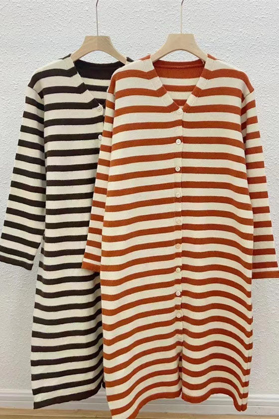 Langes Kleid aus gestreifter Strickjacke mit V-Ausschnitt