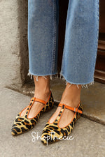 Chaussures léopard en daim à bout pointu et talon bas avec bride en T