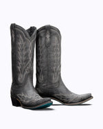 Bottes classiques à bout pointu et broderies traditionnelles en point de flamme