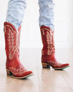 Bottes classiques à bout pointu et broderies traditionnelles en point de flamme