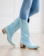 Bottes classiques à bout pointu et broderies traditionnelles en point de flamme