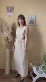 Ärmelloses Kleid mit einem Knopfverschluss auf der Rückseite