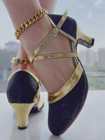 D‘Orsay-Schuhe mit überkreuzten Schnallenriemen, klobigen mittelhohen Absätzen und Glitzer