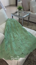 Zweiteiliges Set aus Camisole-Oberteil und lässigem Spitzenrock für den Urlaub