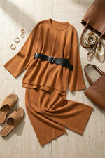 Completo composto da top largo in maglia con cintura e pantaloni larghi elastici a vita alta